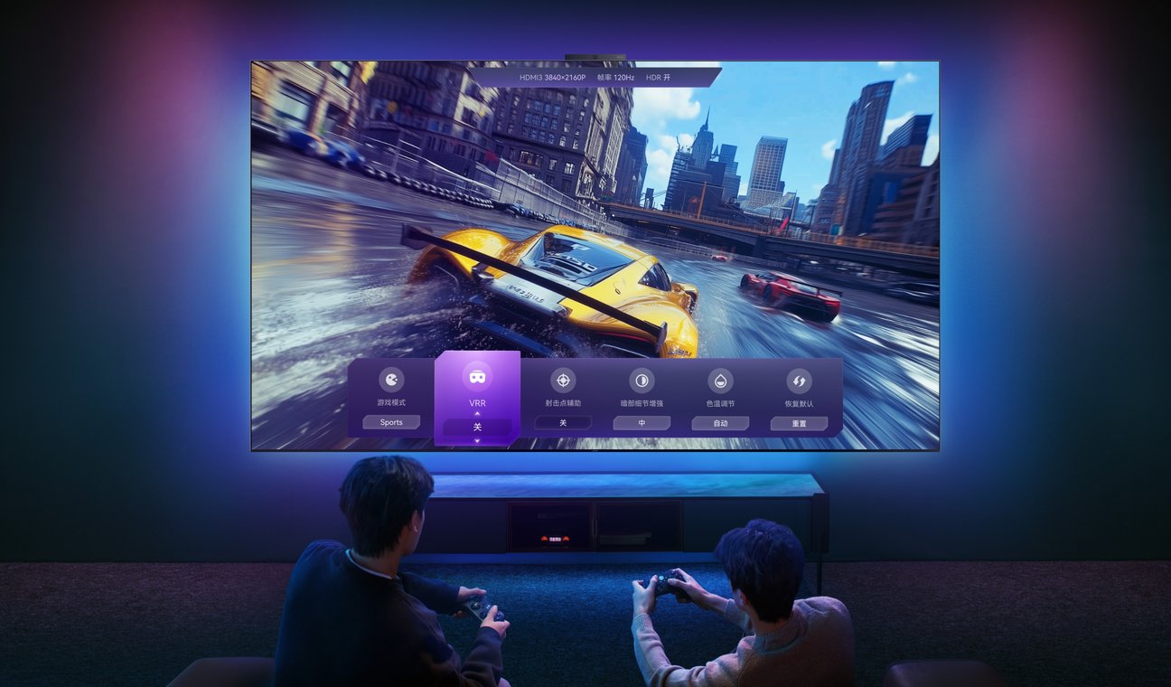 两位用户在华为 Vision 智慧屏 5 前玩游戏，体现了智慧屏 AI 游戏增强的特性