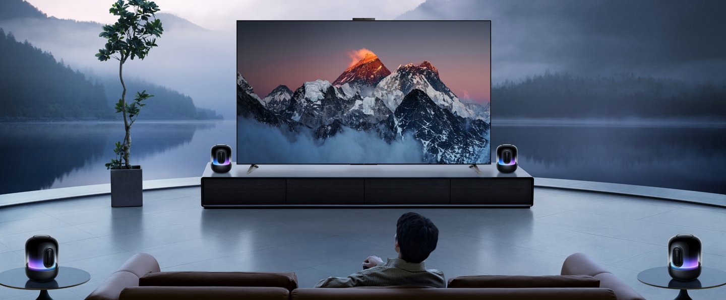 用户在客厅体验华为 Vision 智慧屏 5 与 HUAWEI Sound X 组建的 5.1 家庭巨幕影院