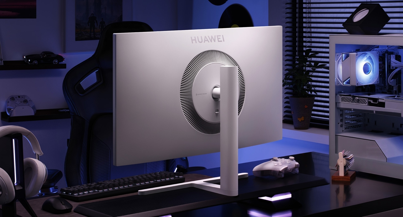 白色 HUAWEI MateView GT 27 英寸融入生活场景，展示了其背面的星环涡扇美学