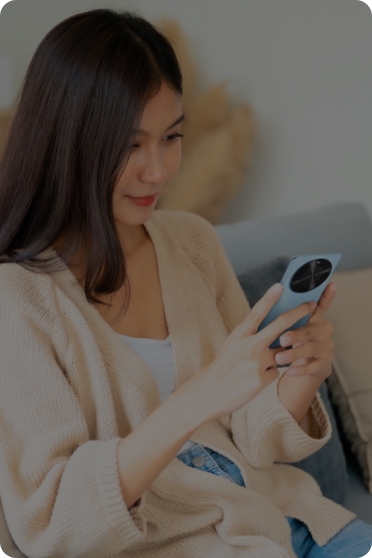 女性用户正在使用华为畅享 70X 活力版刷长视频，展示了长续航功能