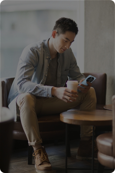 男性用户正在使用华为畅享 70X 活力版观看在线视频，展示了长续航功能