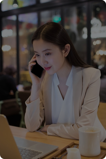 女性用户使用华为畅享 70X 活力版连续通话，展示了长续航功能