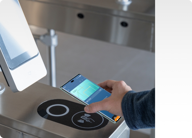 一手拿着华为畅享 70X 尊享版靠近地铁闸机，同时显示手机 NFC 交通卡界面，展示 NFC 一碰出行功能