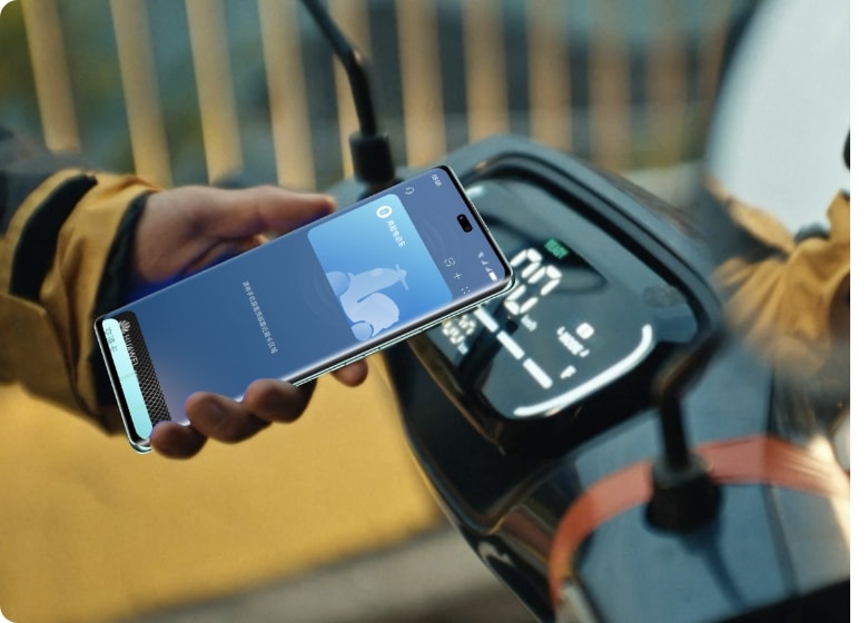 用华为畅享 70X 尊享版触碰电动车场景与手机NFC解锁界面，展示 NFC 一碰解锁功能