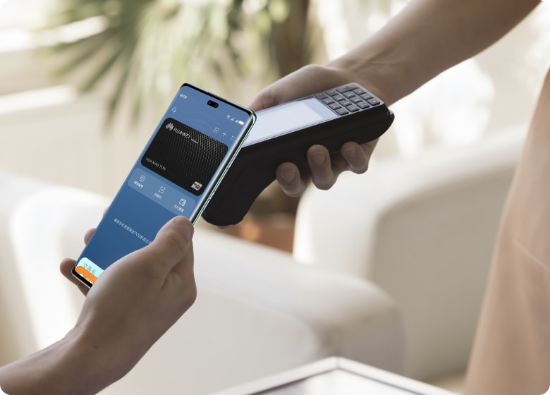 用华为畅享 70X 店内消费手机支付场景与手机 NFC 支付界面,展示 NFC 一碰支付功能