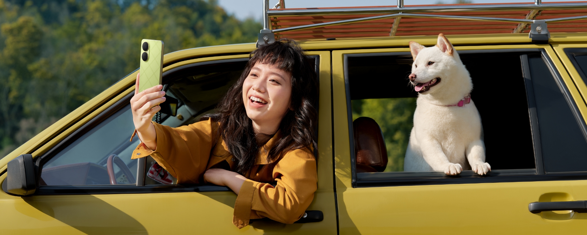 配合带狗驾车的场景，展示原野绿颜色的华为畅享 80