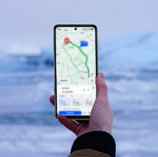 华为畅享 80 支持低温长续航，用户正在极低温环境使用导航