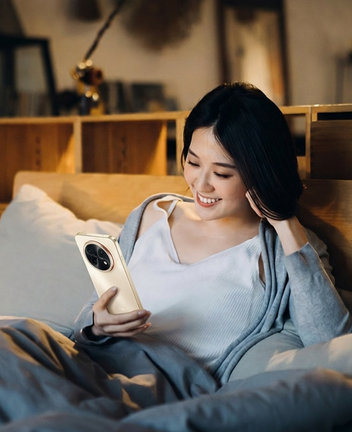 女性用户正在使用华为畅享 90 Pro Max 连续通话，展示了长续航功能