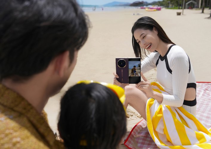 HUAWEI Mate XTs 非凡大师 场景图，展示拍照双屏同显功能