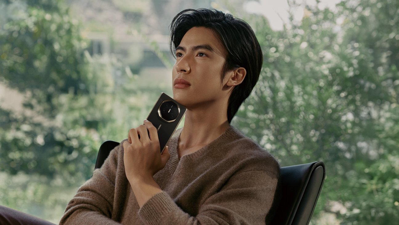 HUAWEI Mate XTs 非凡大师 人物场景图，展示黑色产品