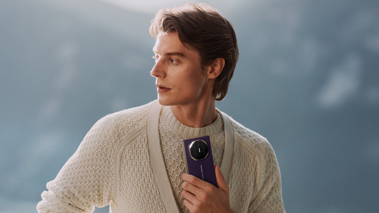 HUAWEI Mate XTs 非凡大师 人物场景图，展示紫色产品