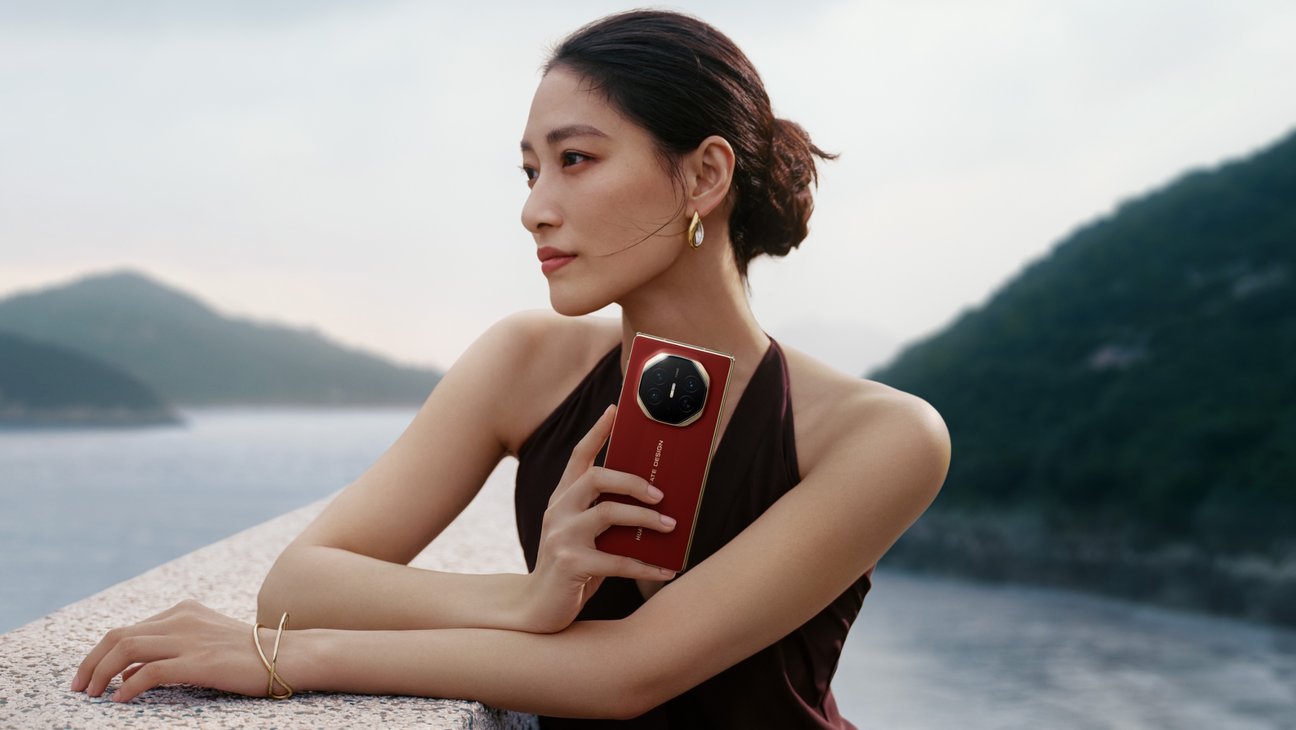 HUAWEI Mate XTs 非凡大师 人物场景图，展示红色产品