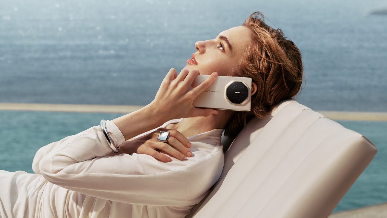 HUAWEI Mate XTs 非凡大师 人物场景图，展示白色产品