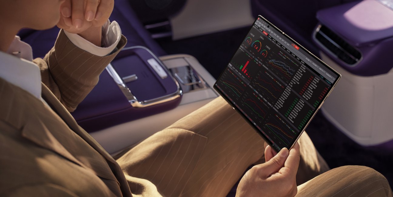 HUAWEI Mate XTs 非凡大师 场景图，展示三屏态 PC 版应用的高效理财