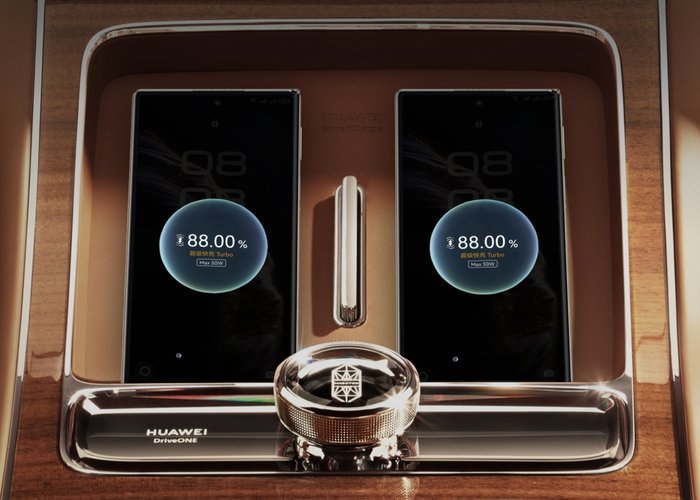 HUAWEI Mate XTs 非凡大师 在车内，进行车载无线快充