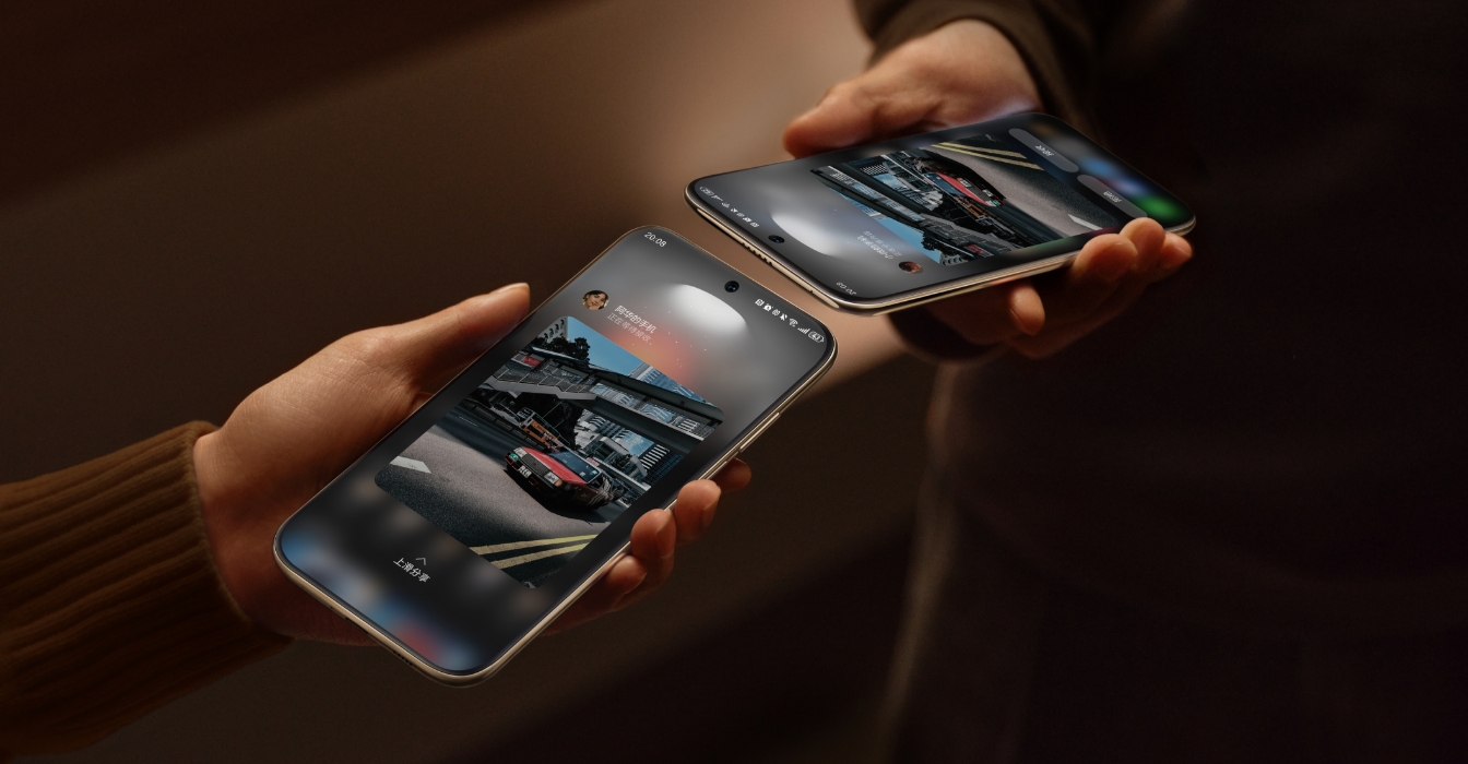 两个人拿着 HUAWEI Mate 70 Air 碰在一起互传文件