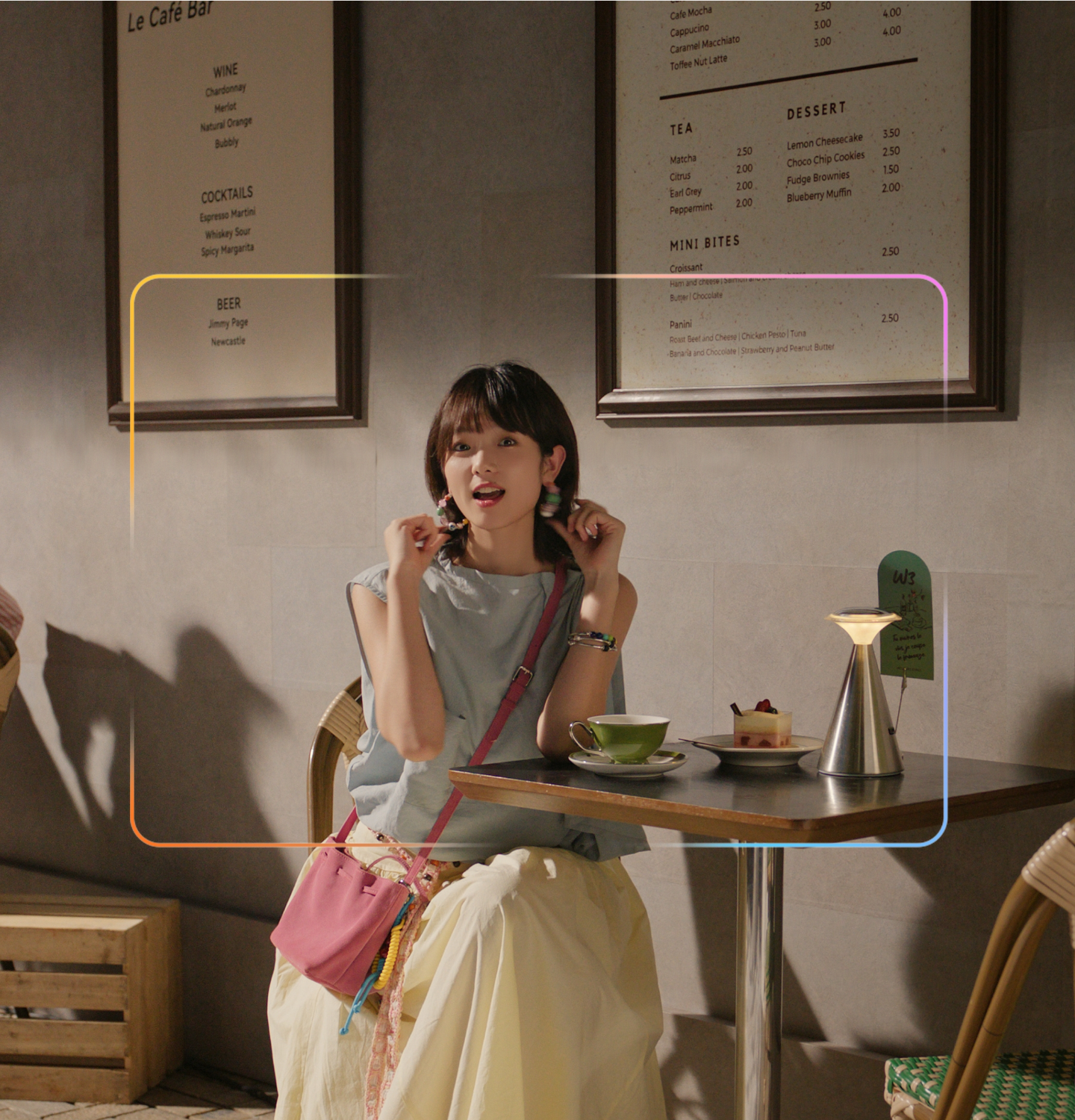 一名女性正在手机摄像头的取景框中，不同焦段自动构图，展示了手机的 AI 取景构图功能