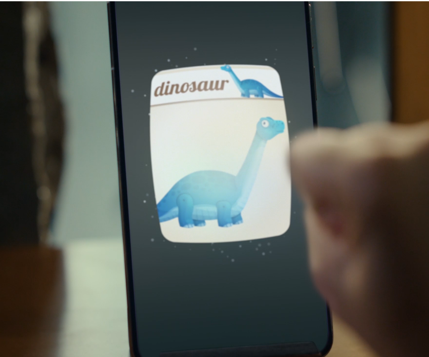 一个人正在隔空抓取 HUAWEI Mate 70 Air 手机上的图片，放到另一台设备上