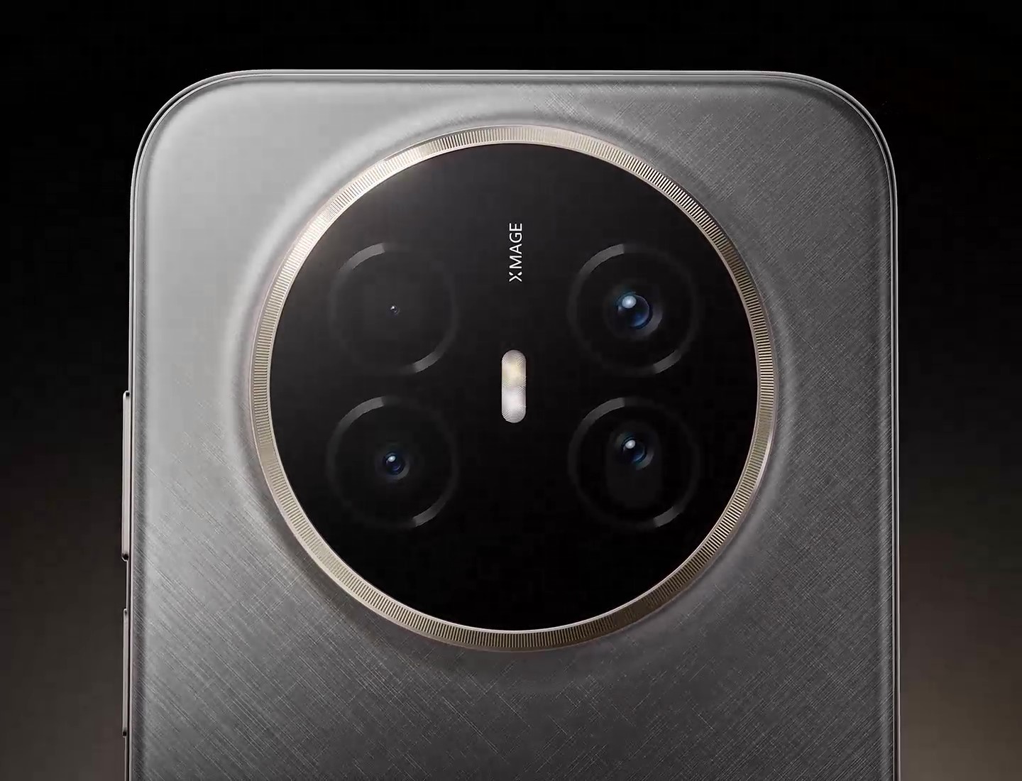 HUAWEI Mate 70 Air 背面图，展示手机的 deco