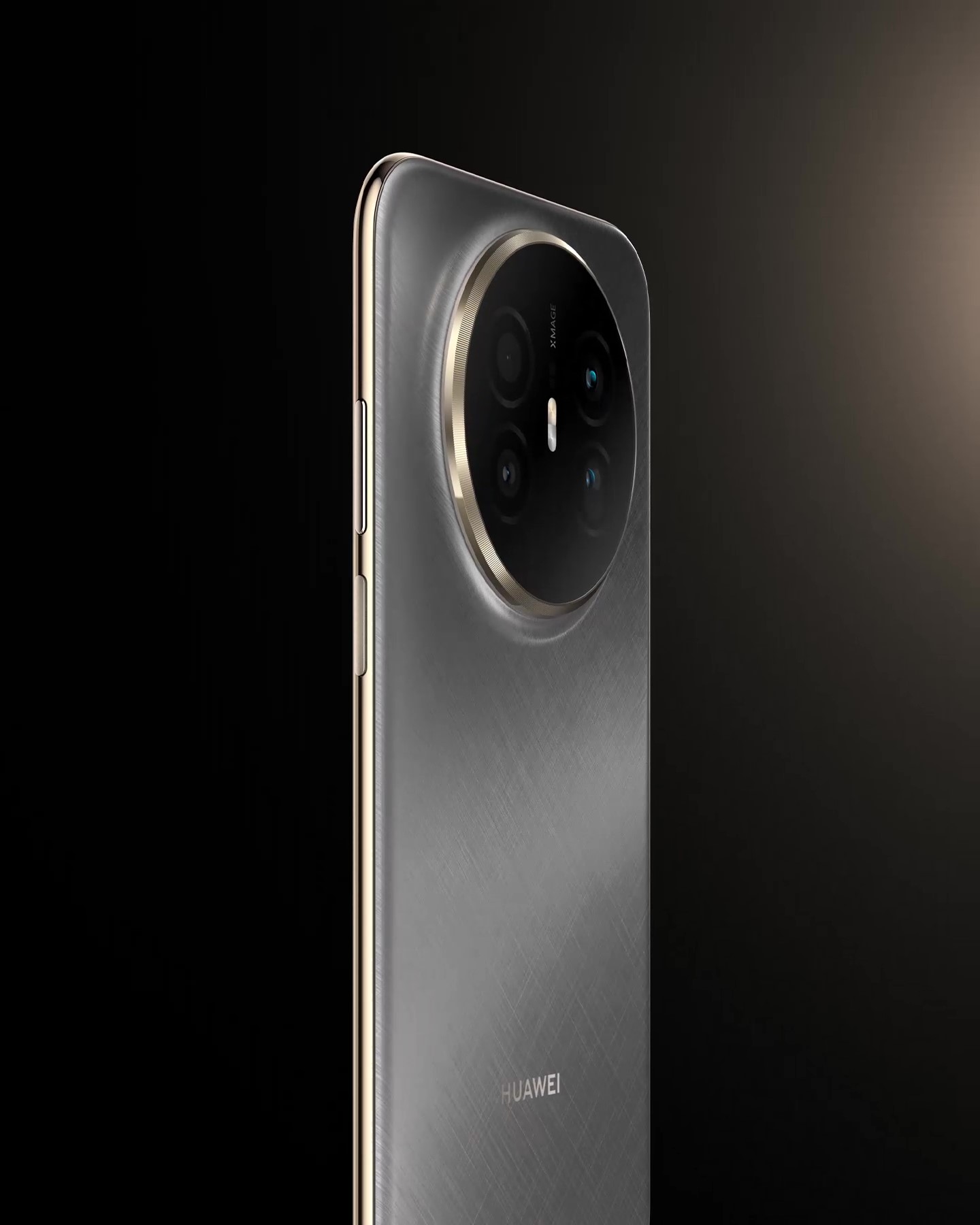 HUAWEI Mate 70 Air 手机背面侧 30°图，展示手机的金丝银锦背板