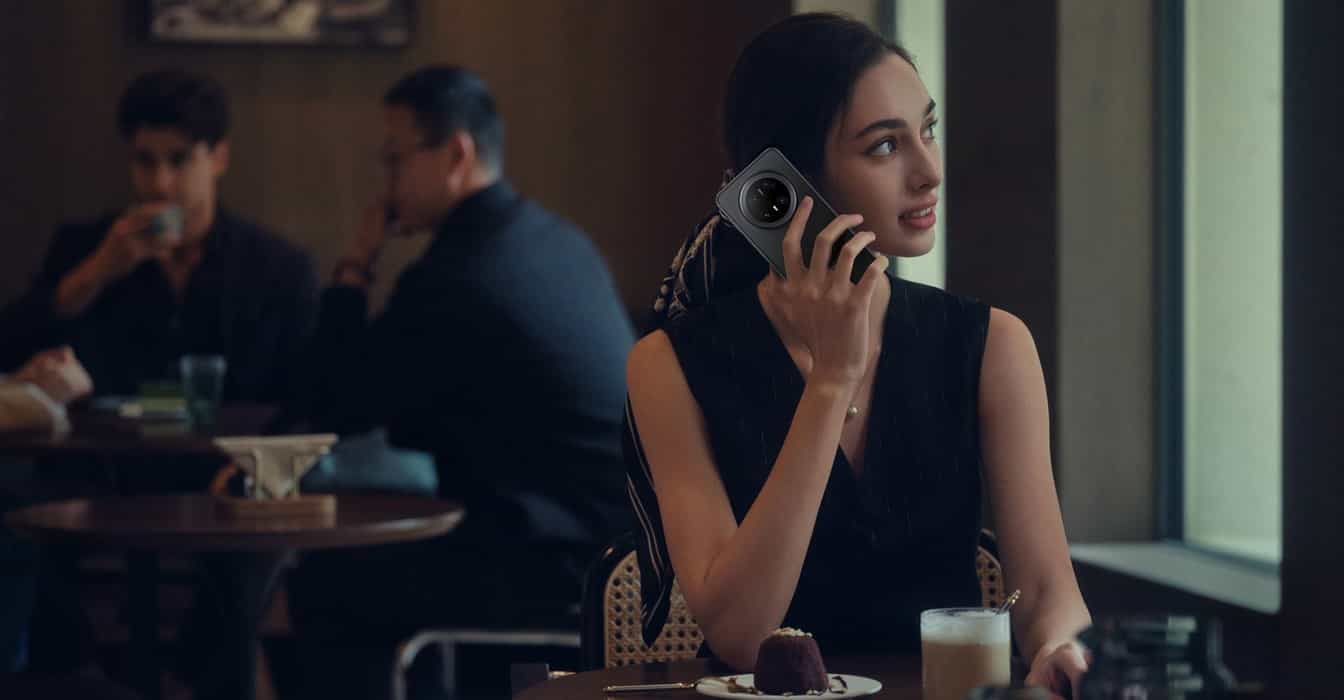 HUAWEI Mate 70 Pro 优享版 模特拿手机在嘈杂的环境里打电话,展示AI降噪通话的功能