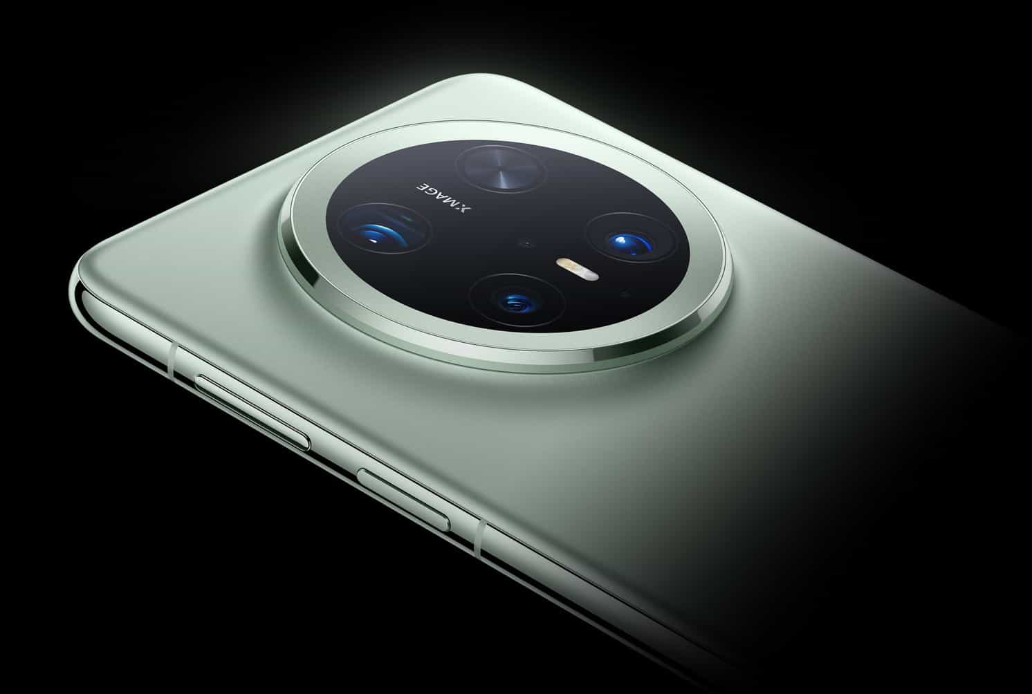 HUAWEI Mate 70 Pro 优享版 手机背面水平斜侧图,展示红枫原色影像的摄像头模组