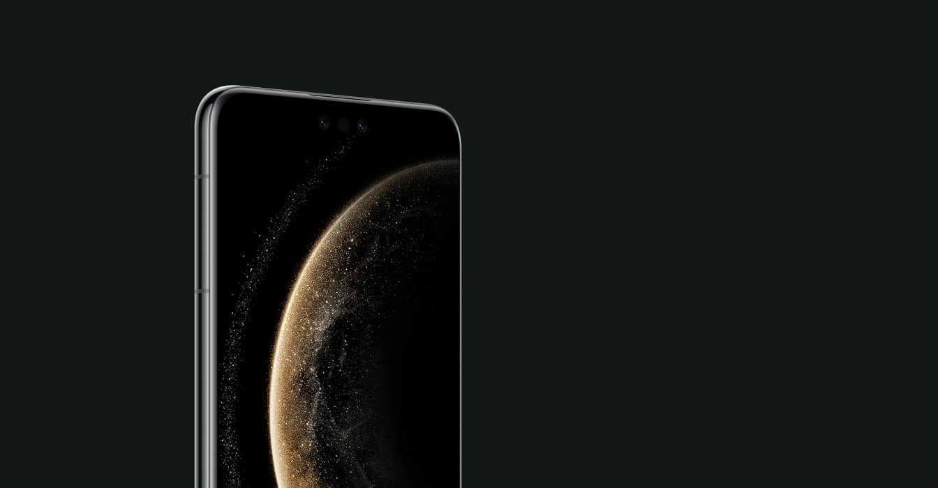 HUAWEI Mate 70 Pro 优享版正面左侧图,展示第二代昆仑玻璃的耐摔品质。