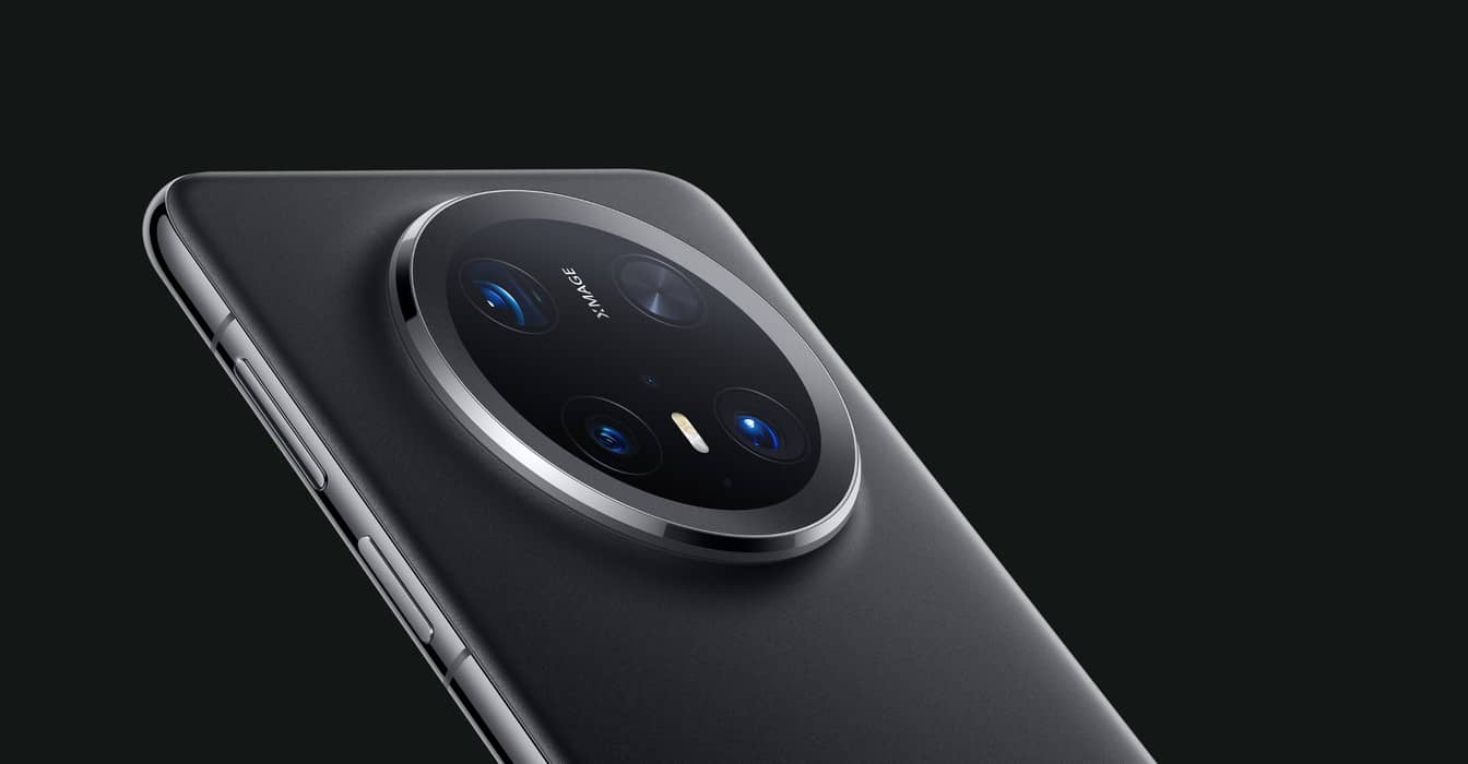 HUAWEI Mate 70 Pro 优享版背面右斜侧图,展示背部锦纤材质细节