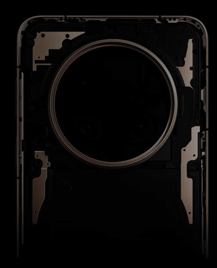 HUAWEI Mate70 Pro 优享版手机背面多维天线设计图,展示强信号高速连接的功能