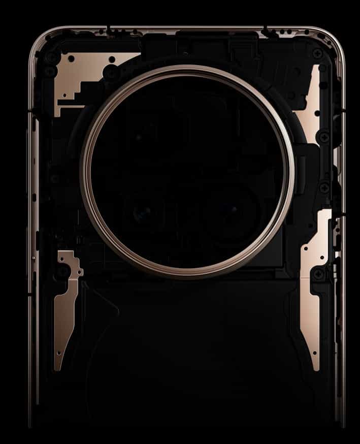 HUAWEI Mate70 Pro 优享版手机背面多维天线设计图,展示强信号高速连接的功能