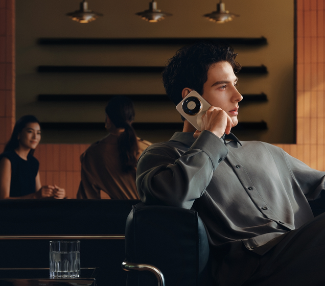 用户使用 HUAWEI Mate 80 Pro Max 风驰版通话，三振膜防漏音，保护通话隐私