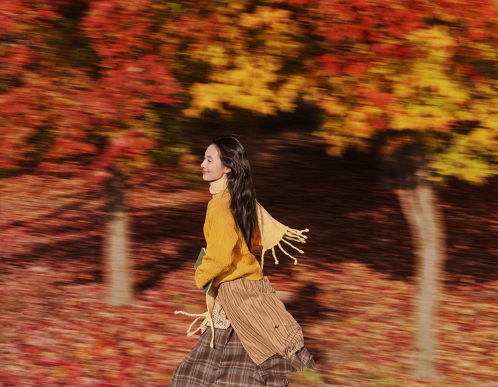 一个女人在枫叶林中奔跑，背景呈现摇拍效果，使用 HUAWEI Mate 80 Pro Max 拍摄