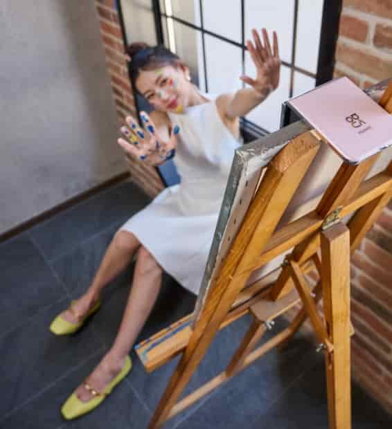 女性用户使用樱语粉 HUAWEI nova Flip S 进行自拍，展示了手机的多角度自由拍功能