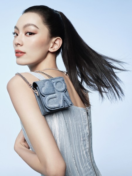 女性用户把 HUAWEI nova Flip S 手机包背在身上