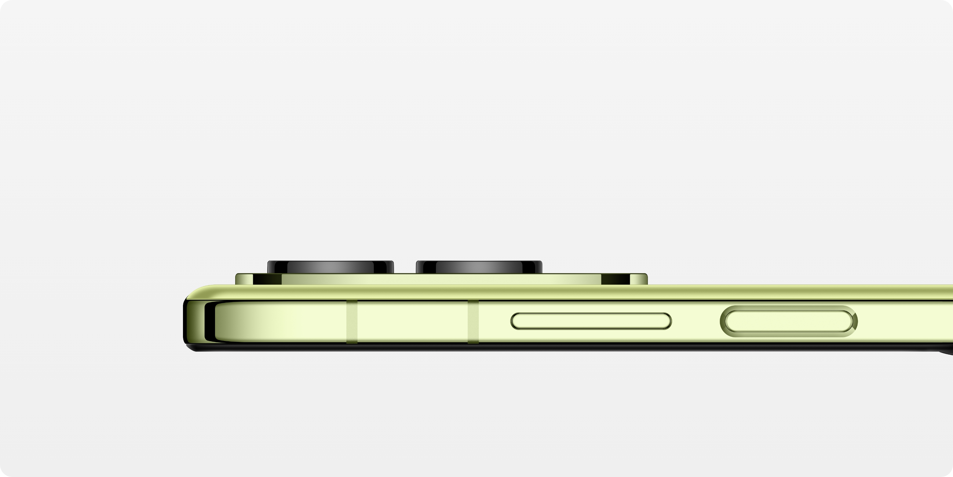 向新绿 HUAWEI nova Flip S 的侧视图，展示了产品的轻薄称手