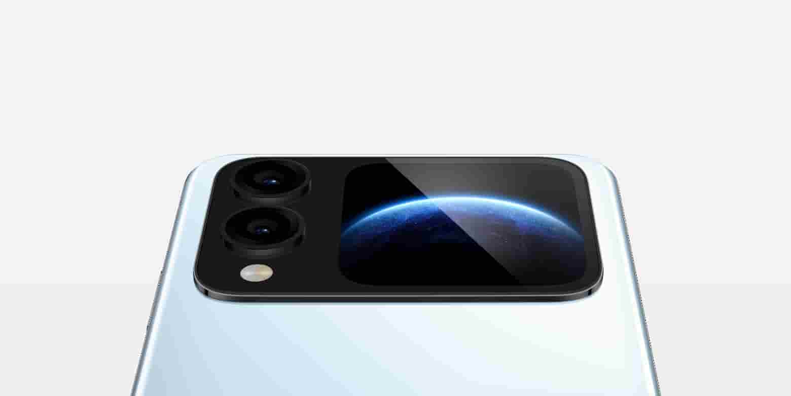 零度白 HUAWEI nova Flip S 的外屏细节特写，展示了产品的趣方屏