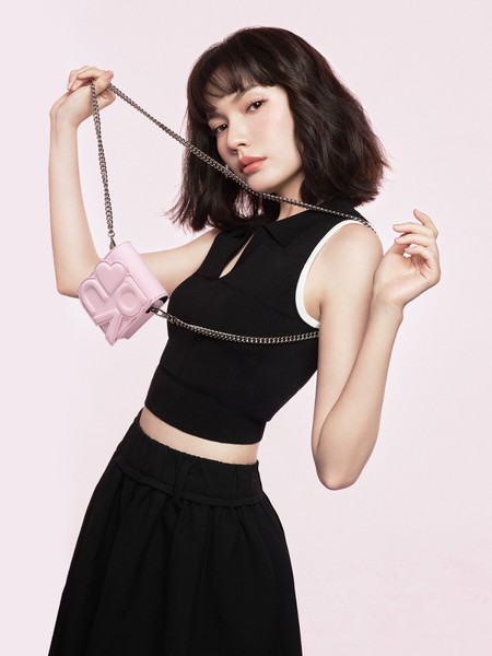 女性用户提着 HUAWEI nova Flip S 手机包