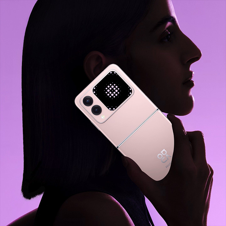 用户使用樱语粉 HUAWEI nova Flip S 打电话，展示了手机的趣方屏