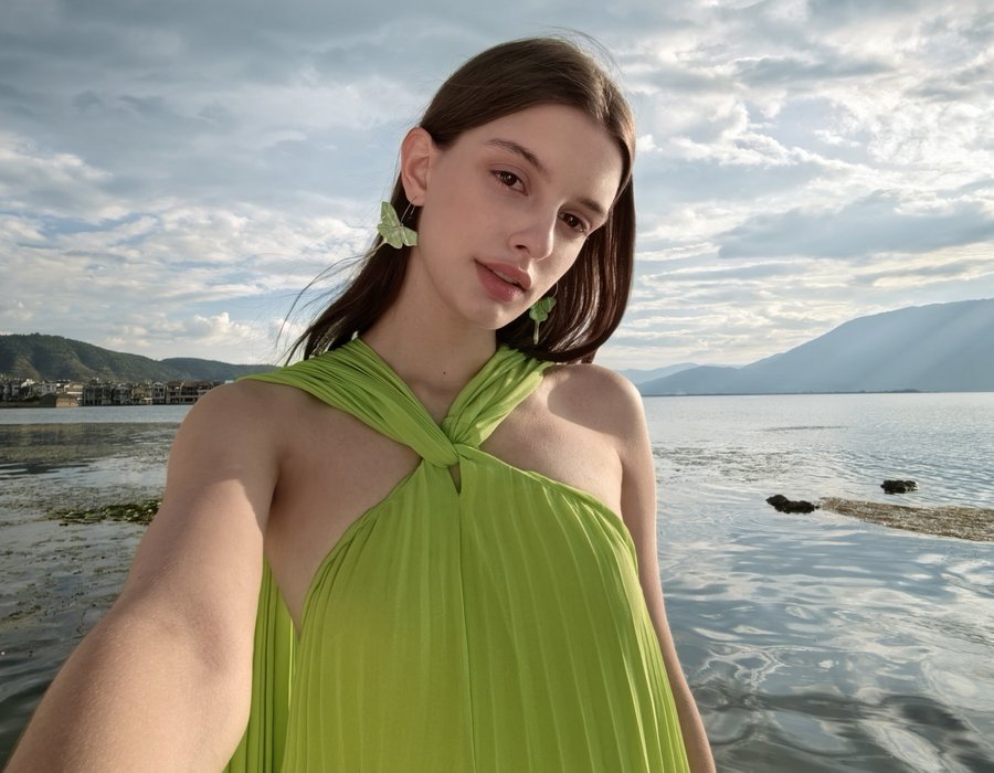 HUAWEI nova 13 Pro 影像样张,展示前置 0.7× 焦段人像