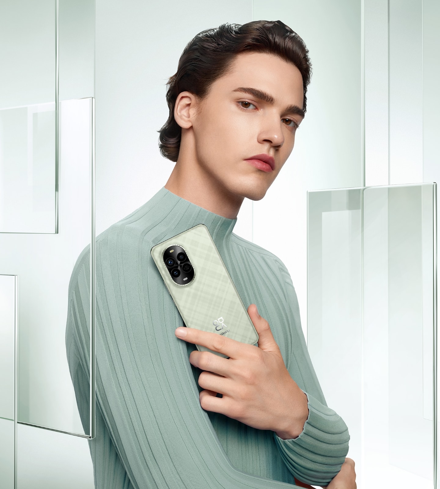 男性模特拿着洛登绿 HUAWEI nova 13 Pro