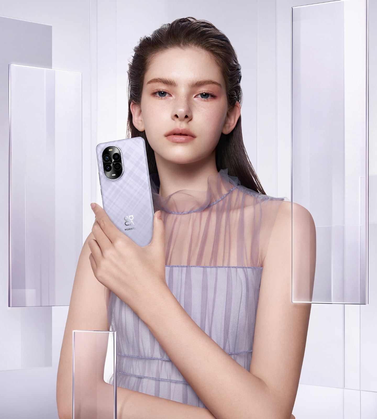 女性模特拿着羽砂紫 HUAWEI nova 13 Pro