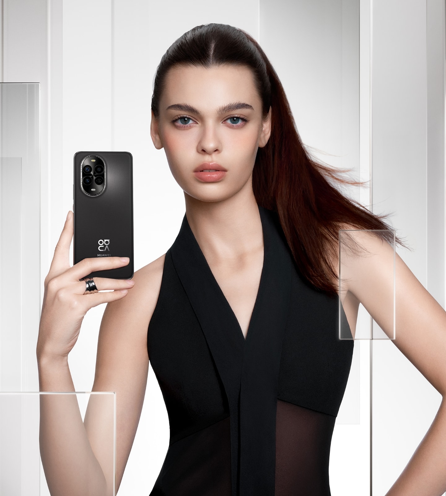 女性模特拿着星耀黑 HUAWEI nova 13 Pro