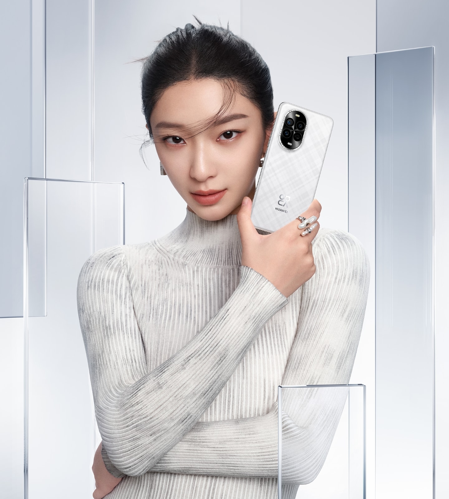 女性模特拿着羽砂白 HUAWEI nova 13 Pro