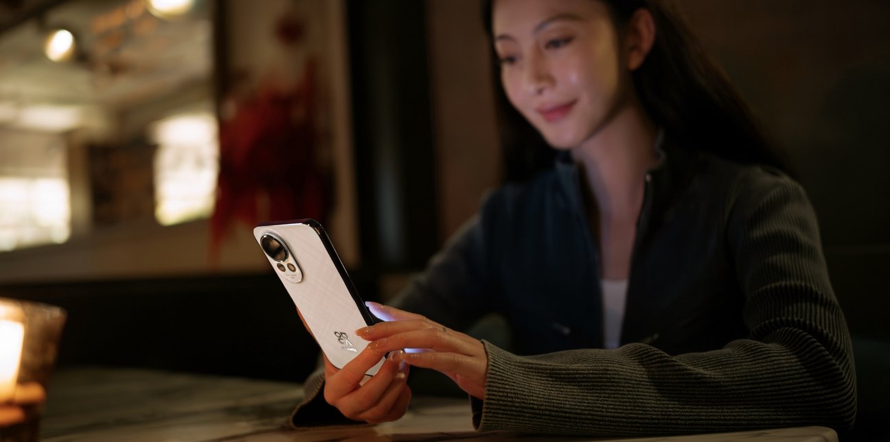 女性模特在暗光环境下使用 HUAWEI nova 13,展示屏幕 AI 护眼功能