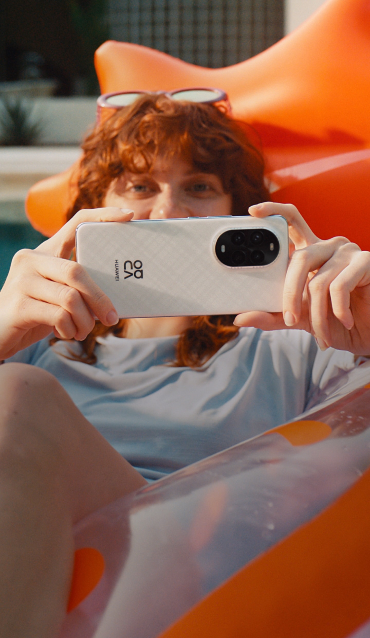 女性模特拿着 HUAWEI nova 13 拍照的视频，展现影像综合实力