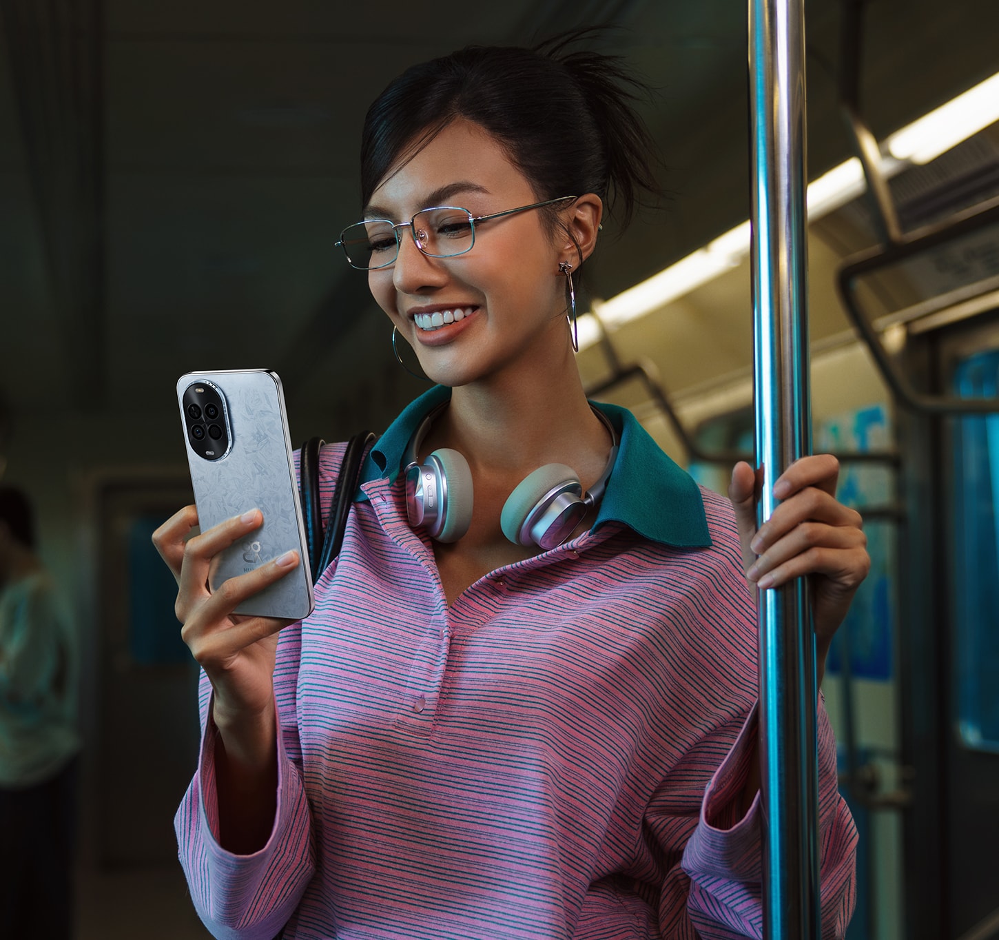 用户在地铁里使用 HUAWEI nova 14 活力版的场景，展示手机的鸿蒙智慧通信功能