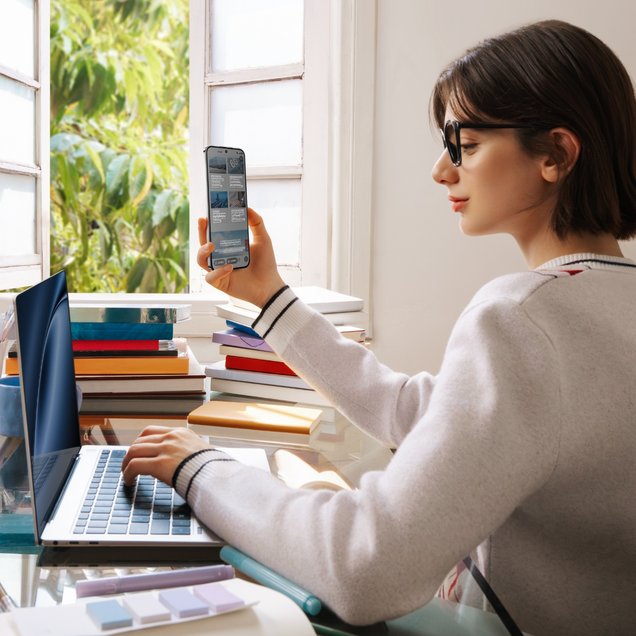 用户使用 HUAWEI nova 14 活力版长按唤醒小艺，展示了手机的 AI 智控键