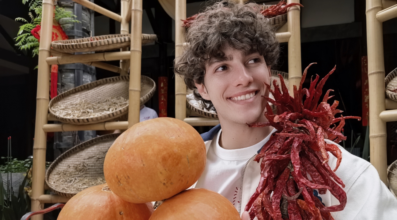 HUAWEI nova 14 Pro 人像样张,展示红枫质感人像色彩真实