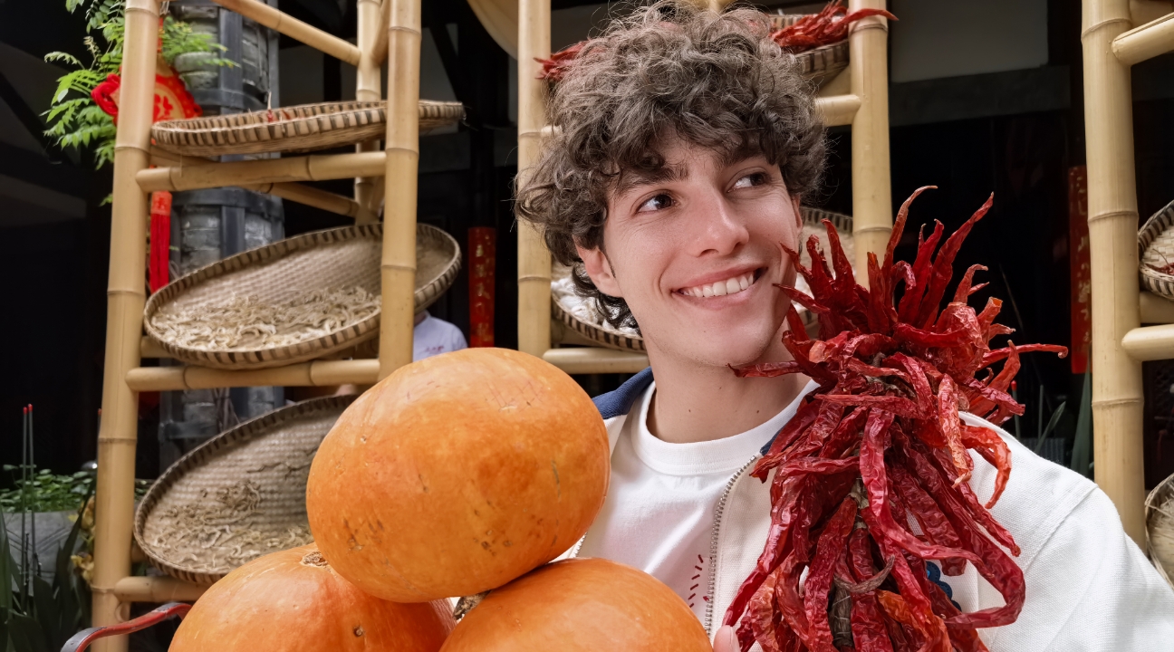 HUAWEI nova 14 Pro 人像样张,展示红枫质感人像色彩真实