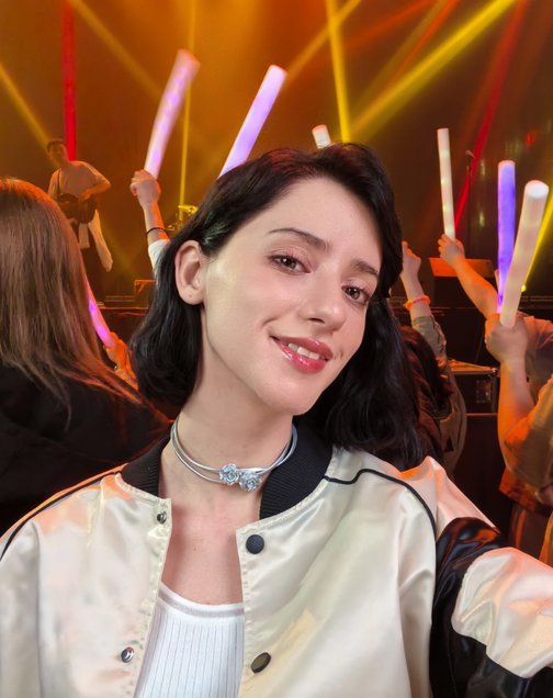 HUAWEI nova 14 Pro Livehouse 前置多焦段人像样张,展示多焦段自拍能力